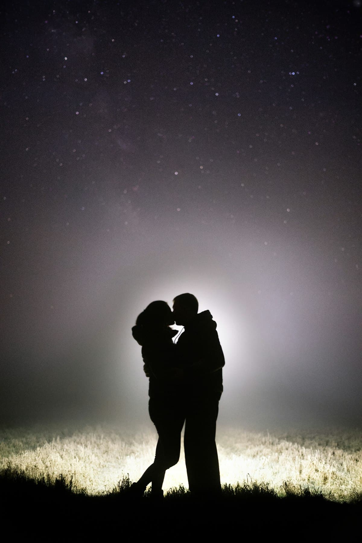 Couple enlacé sous un ciel étoilé