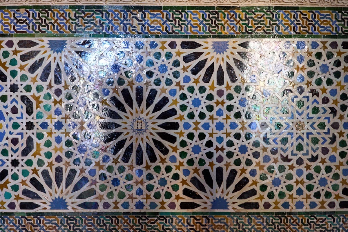 Mosaïque de zellige aux motifs géométriques